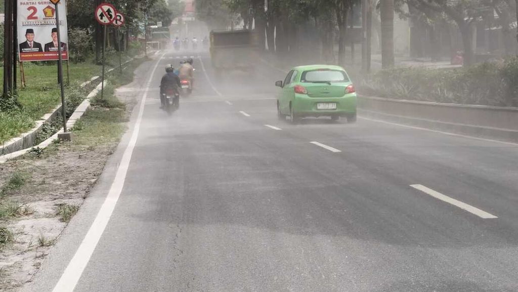 Hujan abu vulkanik dari Gunung Merapi terjadi di wilayah Kota Magelang, Jawa Tengah, Sabtu (11/3/2023) siang. Pada Sabtu pukul 12.12 WIB, Gunung Merapi di perbatasan Daerah Istimewa Yogyakarta dan Jawa Tengah mengeluarkan awan panas guguran.