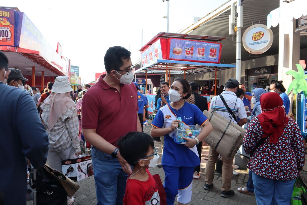 Seorang pramuniaga menjakakan barang dagangan kepada pengunjung di alun-alun Jakarta Fair Kemayoran, Jakarta Pusat, Sabtu (18/6/2022).