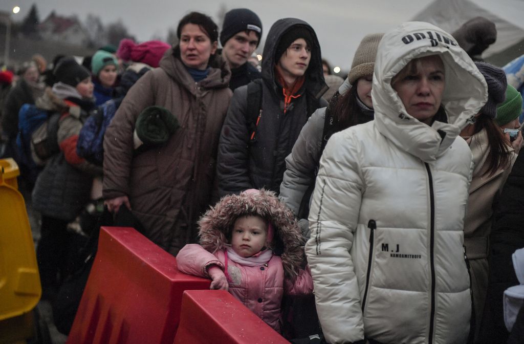 Seorang anak perempuan pengungsi terlihat di dalam antrean saat menunggu angkutan setelah melintasi perbatasan ke Polandia di perbatasan di Medyka, Polandia (9/3/2022). 