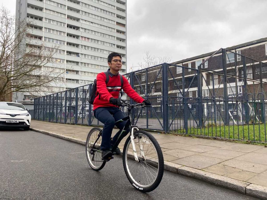 Mahasiswa S-2 Jurusan Hukum di Queen Mary University of London Helmi Fikroni (36) saat bersepeda di London, Inggris, Februari 2023. Bagi Helmi, bersepeda merupakan cara menjelajah kota.