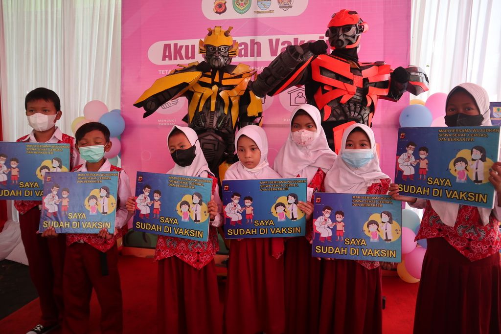 Anak-anak berfoto bersama kostum "Transformer" setelah menjalani vaksinasi Covid-19 di SDIT Al-Falah, Kota Cirebon, Jawa Barat (19/1/2022). Sekitar 1.500 siswa dari 20 sekolah mengikuti kegiatan tersebut.