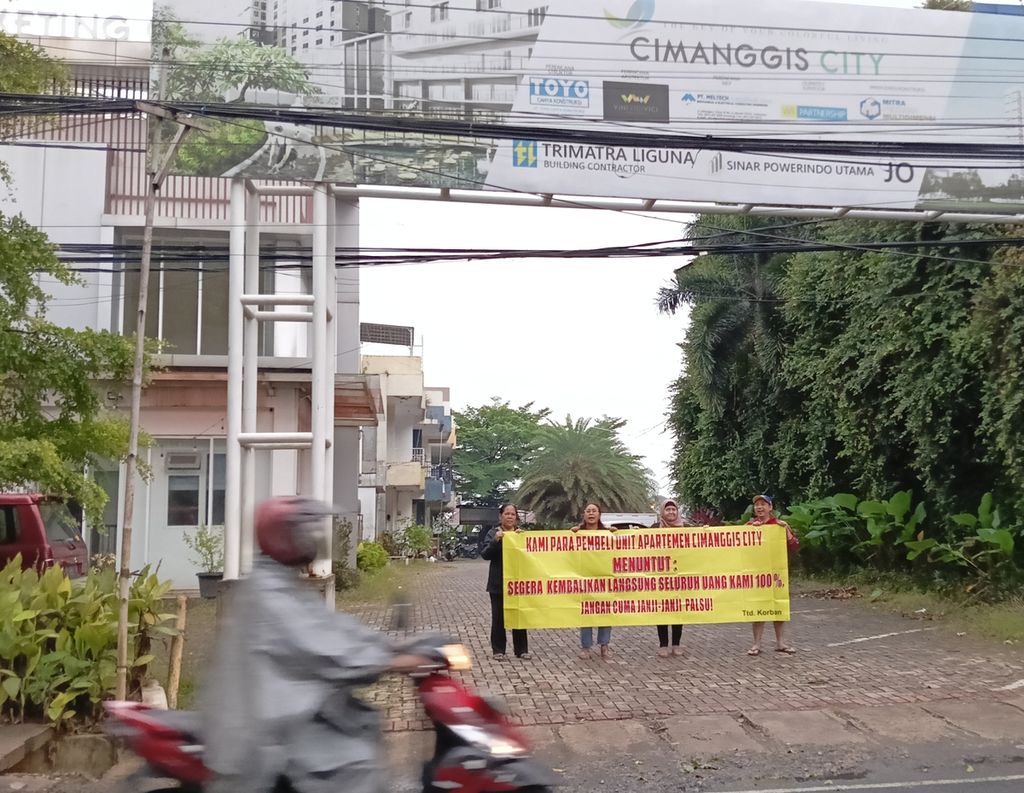 Victims of the promise of an apartment developer in front of the gate of Cimanggis City, Depok City, West Java, (16/12/2022), while unfurling protest banners and demanding to return the money they had paid.