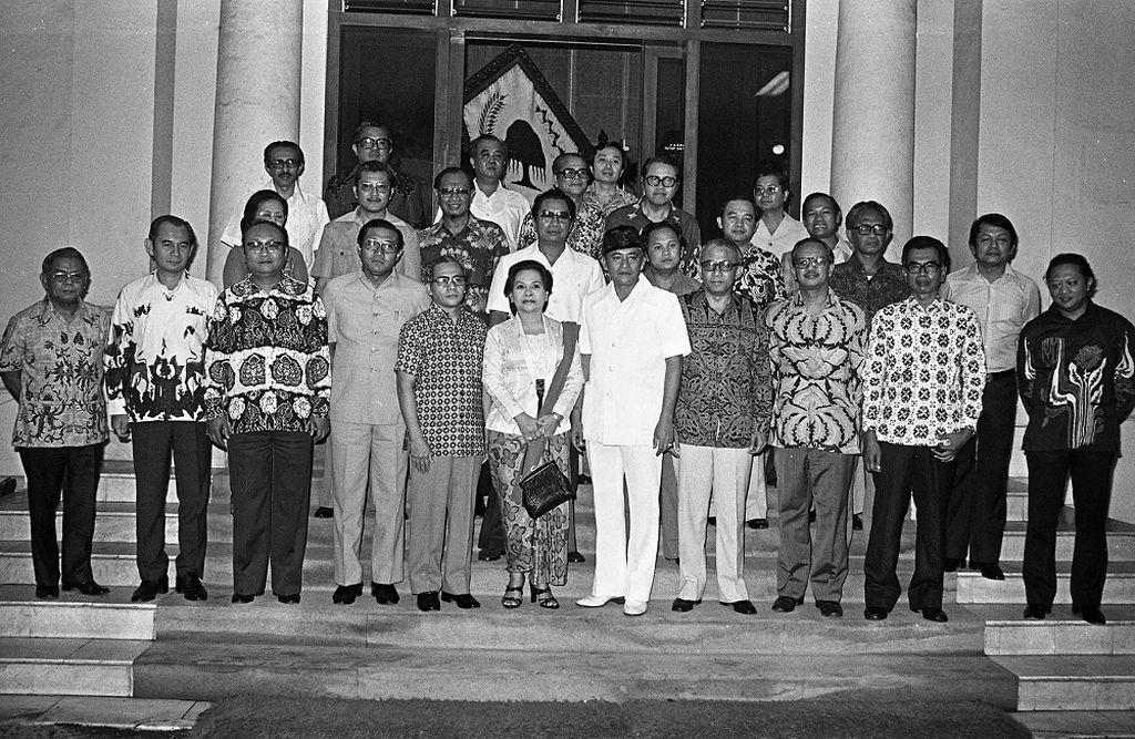 Ketua DPP Golkar Amir Murtono SH Rabu malam (29/3/1978) memimpin pertemuan antara para menteri anggota Golkar dengan DPP Golkar di Jl. Majapahit 29, Jakarta. Menurut Amir Murtono pertemuan ini dimaksudkan untuk meresapkan hubungan para menteri idengan induknya yaitu DPP Golkar.
