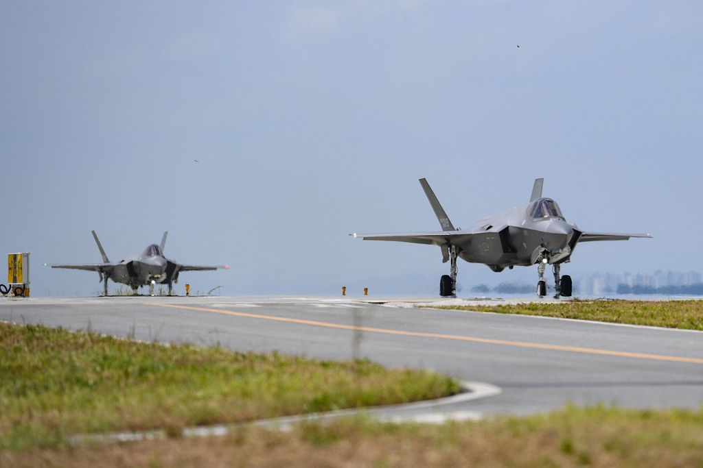 Los aviones de combate F-35A de la Fuerza Aérea de Corea del Sur se preparan para despegar durante un ejercicio militar conjunto en una base aérea no revelada en Corea del Sur, el lunes (21/8/2023). 