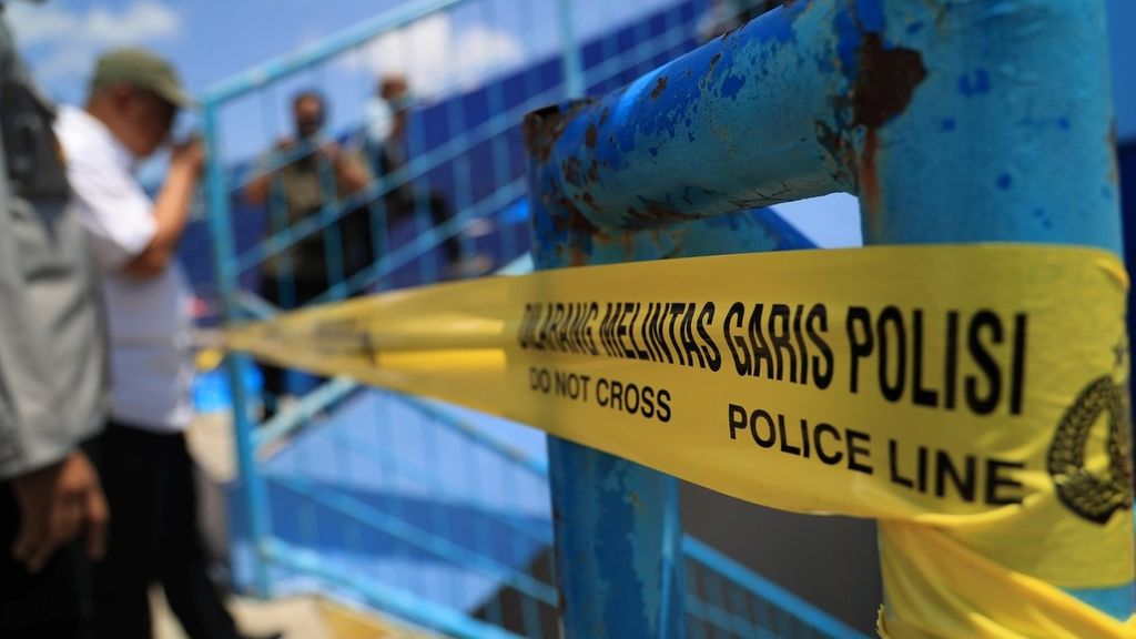 Garis polisi masih terpasang di pintu 13 saat anggota Komisi Kepolisian Nasional (Kompolnas) mengunjungi Stadion Kanjuruhan di Kepanjeng, Malang, Jawa Timur, Selasa (4/10/2022). Kompolnas melakukan observasi lapangan terkait tragedi Kanjuruhan yang menewaskan 131 orang itu. 