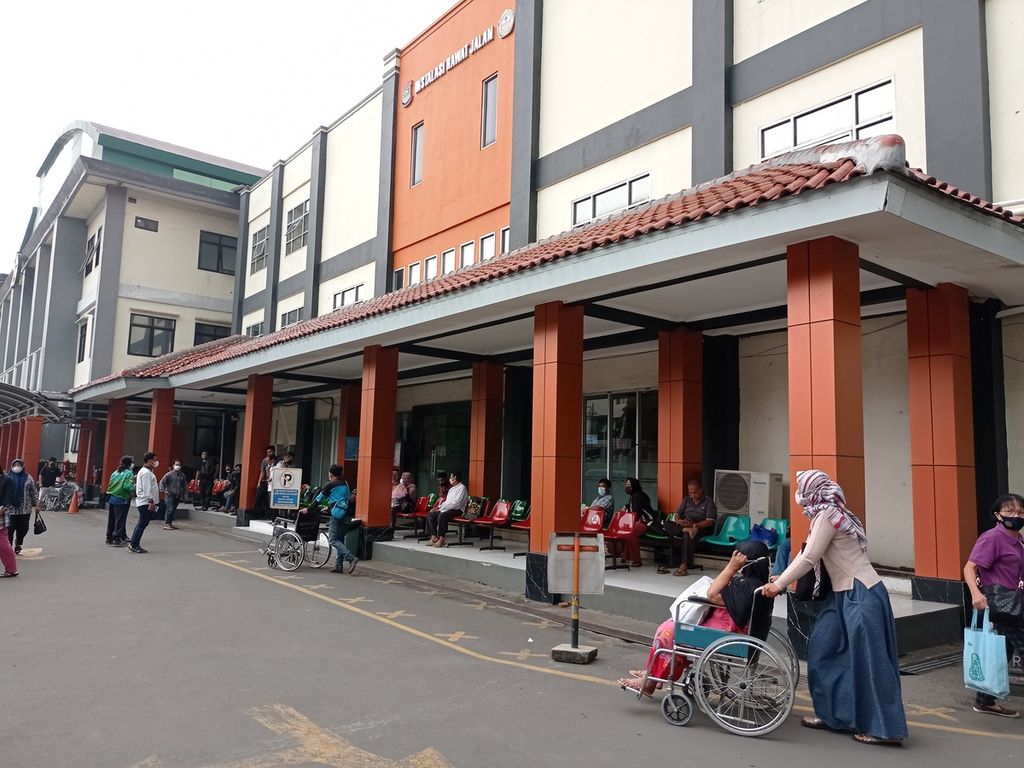 Layanan kesehatan di depan Instalasi Rawat Jalan RSUD Kabupaten Tangerang, Selasa (31/8/2021). Rumah sakit melayani vaksinasi untuk pasien komorbid, kanker, penyintas kanker, ibu hamil, dan umum dengan vaksin Pfizer.