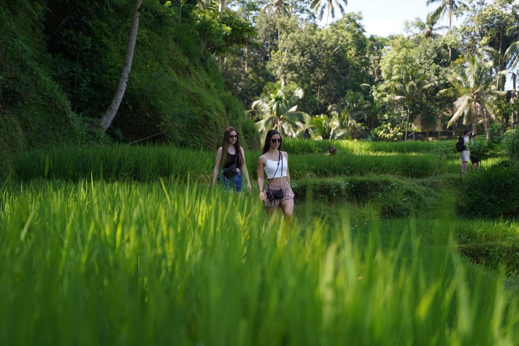 Two foreign female tourists tour the Tegallalang rice terraces, Ubud, Bali, Sunday (16/04/2023)