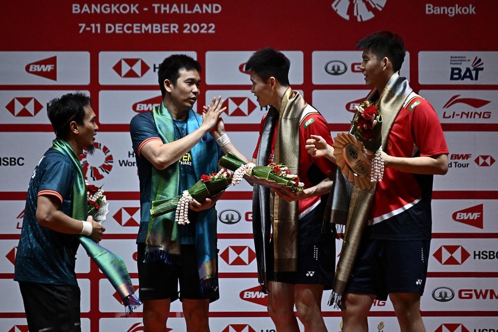 Dari kiri ke kanan, Mohammad Ahsan, Hendra Setiawan, Ou Xuanyi dan Liu Yuchen saling memberi selamat di podium juara seusai laga final ganda putra turnamen Final BWF World Tour di Bangkok, Thailand, Minggu (11/12/2022).