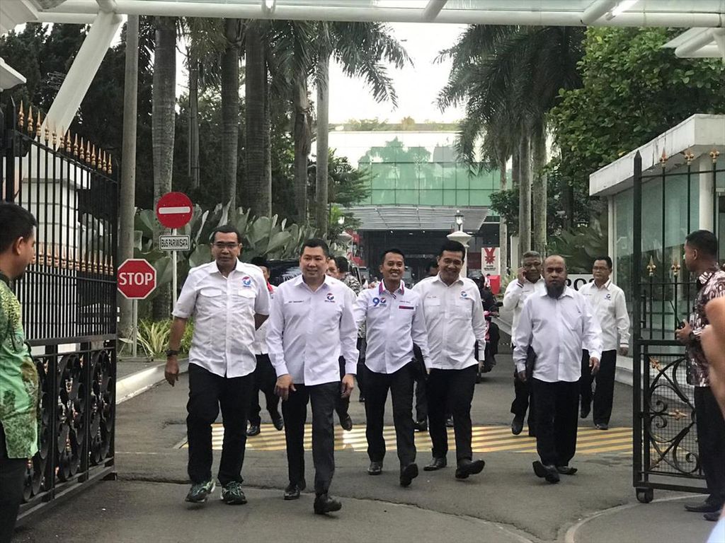 Para fungsionaris Partai Perindo dipimpin Ketua Umum Hary Tanoesodibjo bersilaturahmi dengan Presiden Joko Widodo di Istana Kepresidenan Bogor, Senin (22/7/2019).