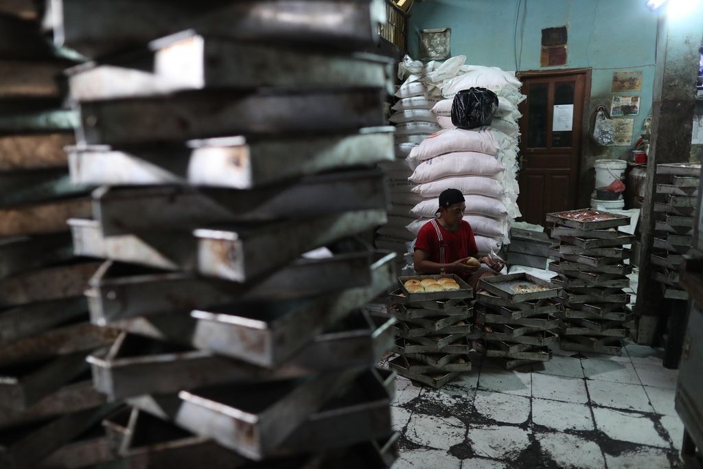 Aktivitas pekerja di sebuah industri roti skala rumah tangga di kawasan Tanah Abang, Jakarta, Minggu (21/2/2021). Pandemi Covid-19 telah memukul usaha rumahan tersebut.