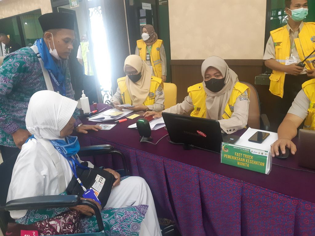 Petugas Kantor Kesehatan Pelabuhan Palembang memeriksa kesehatan para calon jemaah haji di Asrama Haji Palembang, Sumsel, Jumat (26/5/2023).