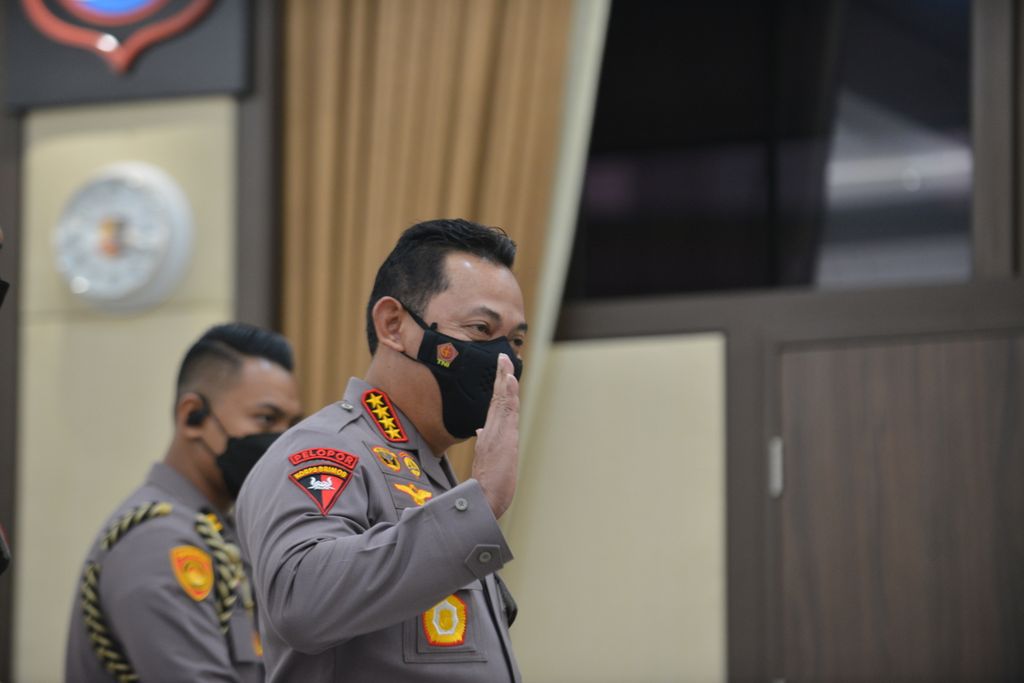 Kepala Polisi Jenderal (Pol) Listyo Sigit Prabowo menyapa awak media di Kompleks Markas Besar Polisi, Jakarta, Jumat (14/10/2022). 