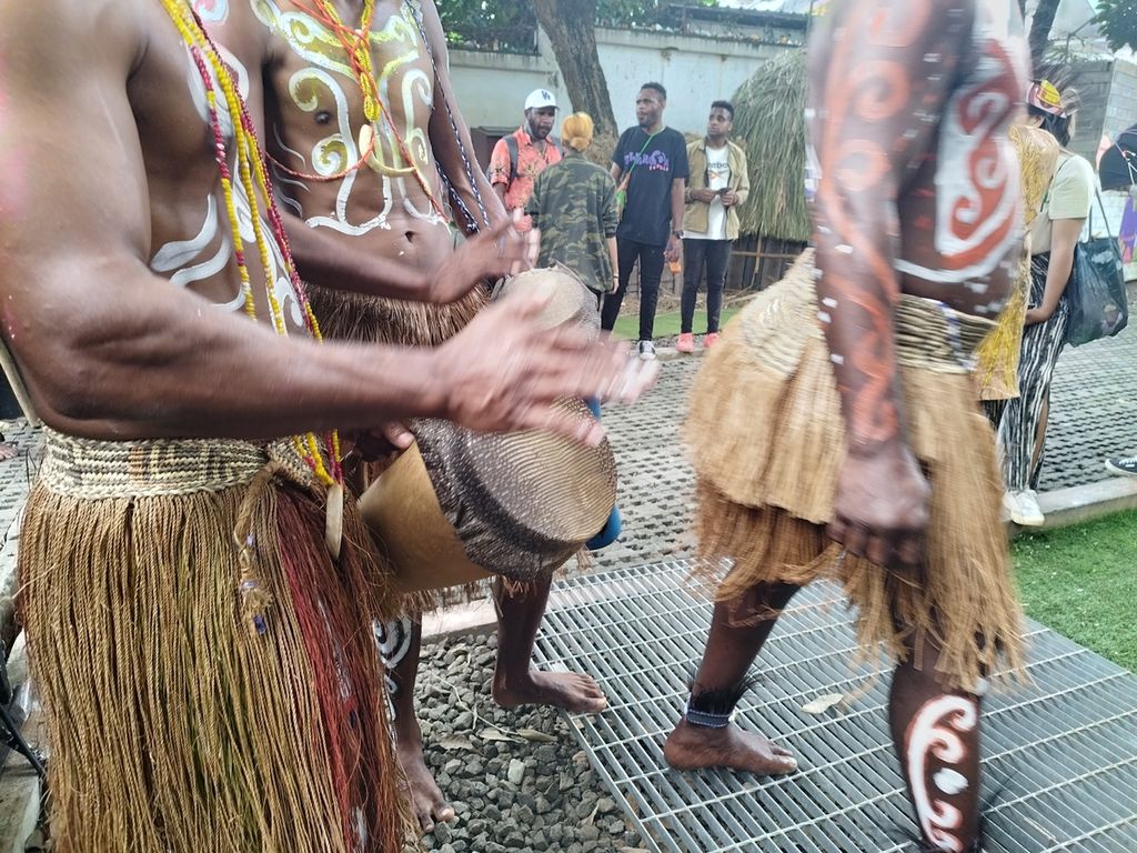 Seseorang menabuh tifa, alat musik pukul tradisional Papua yang terbuat dari kulit biawak, dalam tarian tradisional menyambut kedatangan tamu, dalam acara bertajuk "Festival Suara Jernih Papua" di KALA di Kalijaga, Jakarta Selatan, Jumat (17/3/2023).