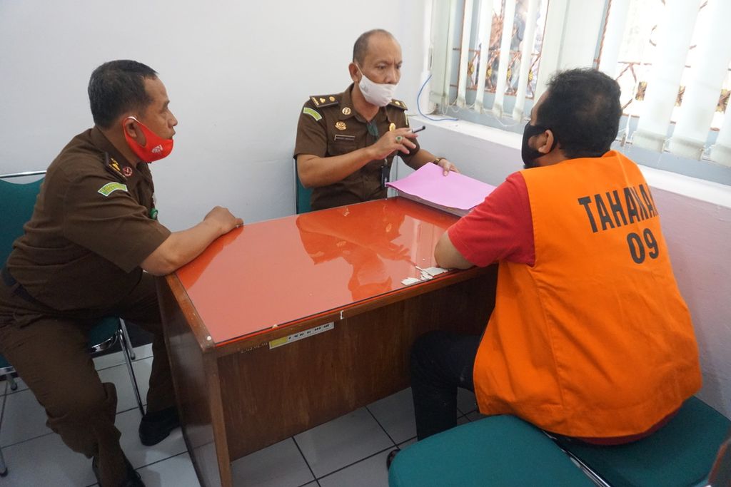 MZ (42) buronan kasus penipuan ditangkap Kejaksaan Negeri Purwokerto dan sedang diperiksa di kantor Kejaksaan Negeri Purwokerto, Banyumas, Jawa Tengah, Kamis (17/9/2020). 