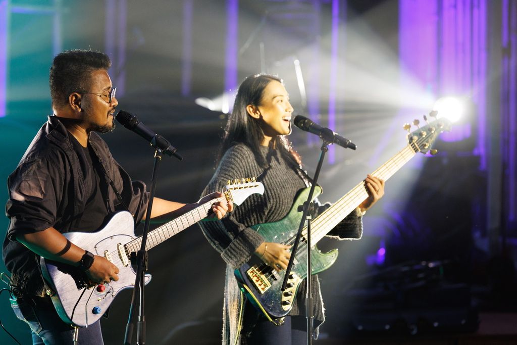 Pasangan gitaris Andre Dinuth dan basis Wanda Omar menyemarakkan panggung Jazz Gunung 2022 di Amfiteater Jiwa Jawa Resort di kawasan wisata Gunung Bromo, Kabupaten Probolinggo, Jawa Timur, Sabtu (23/7/2022).