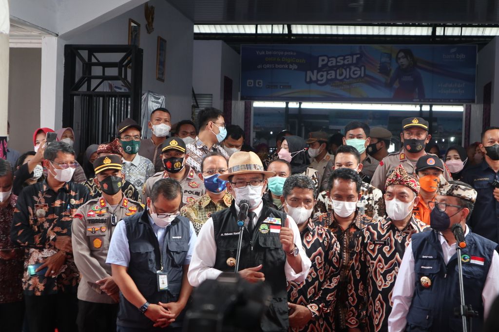 Gubernur Jawa Barat Ridwan Kamil (mengenakan topi) memberikan keterangan kepada awak media setelah peresmian Pasar Pasalaran di Kabupaten Cirebon, Jumat (4/3/2022). Perbaikan pasar yang pernah terbakar itu menelan anggaran sekitar Rp 9 miliar.