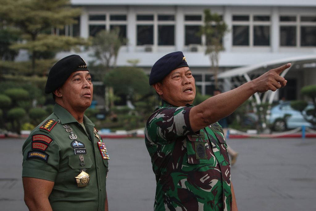 Panglima TNI Jenderal Andika Perkasa (kiri) dan Kepala Staf TNI Angkatan Laut Laksamana Yudo Margono (kanan) saat mengikuti acara pelepasan Satgas Maritime Task Force (MTF) di Dermaga Kolinlamil, Tanjung Priok, Jakarta Utara, Kamis (1/12/2022). 