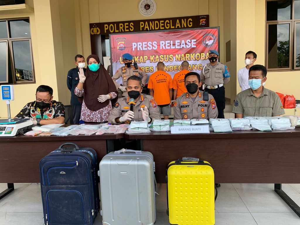 Kabid Humas Polda Banten Komisaris Besar Shinto Silitonga ketika menerangkan tentang sindikat narkoba di Kabupaten Pandeglang. Sindikat ini memasok narkoba dari pantai barat Sumatera ke pesisir Banten yang tak sepenuhnya terawasi.