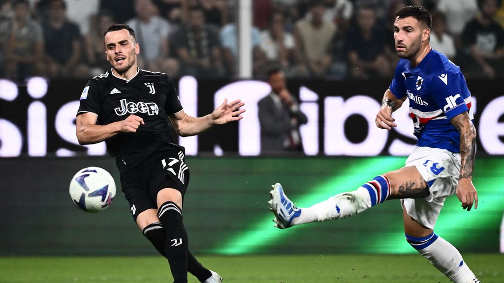 Penyerang Sampdoria, Francesco Caputio (kanan), menembak bola ke arah pertahanan Juventus pada laga Liga Italia di Stadion Luigi Ferraris, Genoa, Selasa (23/8/2022) dini hari WIB. Laga itu berakhir imbang, 0-0. 