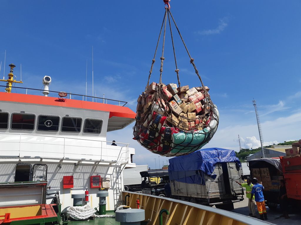 Proses pengangkutan bahan pokok ke dalam kapal perintis KM Sabuk Nusantara 67 di Pelabuhan Tanau, Kota Kupang, Nusa Tenggara Timur pada Jumat (16/12/2022). Kapal yang dioperasikan PT Pelni itu akan menyinggahi 26 pelabuhan terpencil di selatan Provinsi Maluku.
