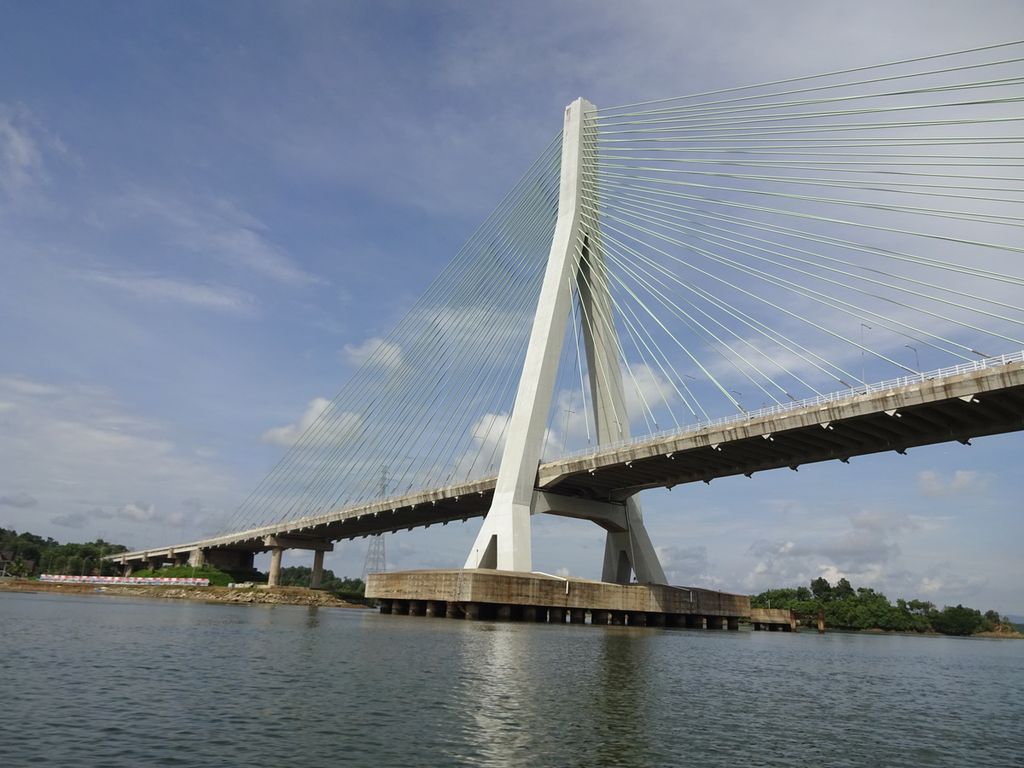 Jembatan Pulau Balang sepanjang 804 meter, seperti difoto pada Sabtu (5/11/2022), menjadi salah satu infrastruktur yang disiapkan untuk mengakses Ibu Kota Negara Nusantara di Kalimantan Timur. Jika akses jalan dari Balikpapan, Kaltim, telah terhubung dengan jembatan itu maka perjalanan darat dari Balikpapan ke IKN Nusantara dapat ditempuh dalam waktu satu jam.