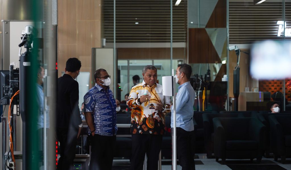 Pengacara Stefanus Roy Rening (kedua dari kanan) bersama tim kuasa hukum Gubernur Papua Lukas Enembe lainnya mendatangi Komisi Pemberantasan Korupsi (KPK), Jakarta, Jumat (23/9/2022). 