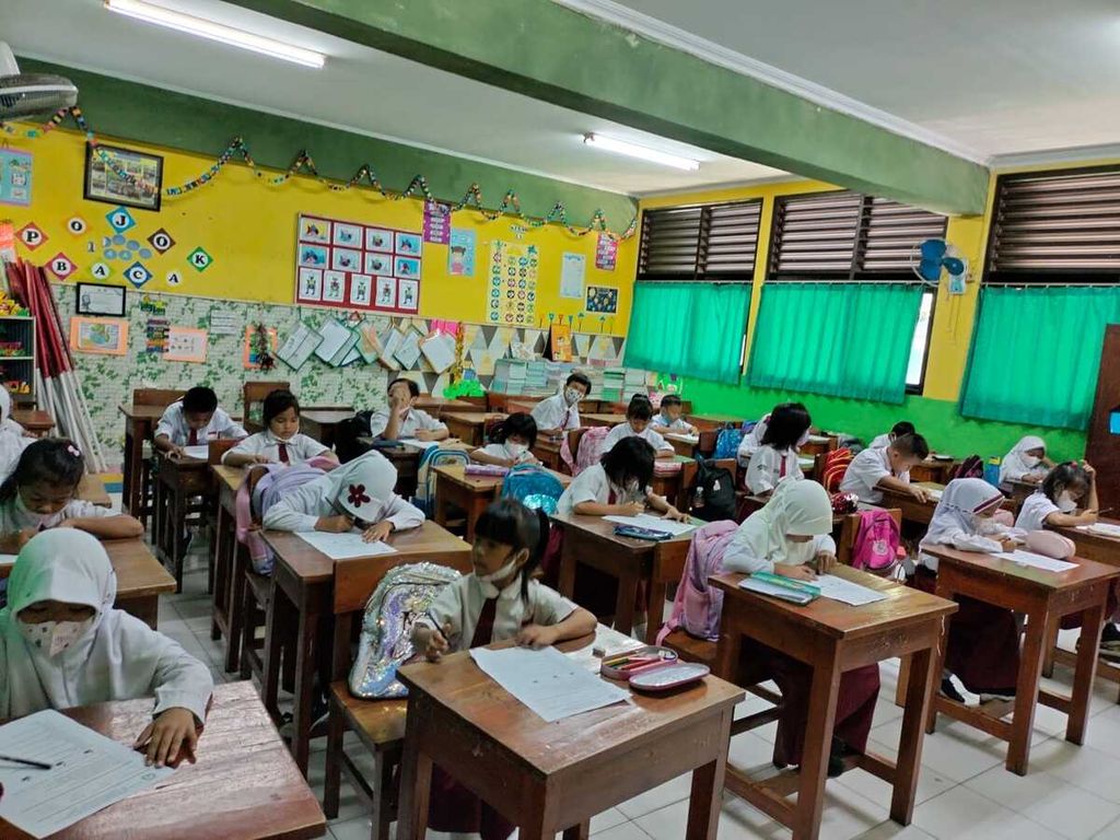 Suasana kegiatan belajar mengajar (KBM) kelas I di Sekolah Dasar Negeri Cipinang Besar Selatan 03 Pagi pada Senin (2/1/2023) setelah libur akhir tahun.