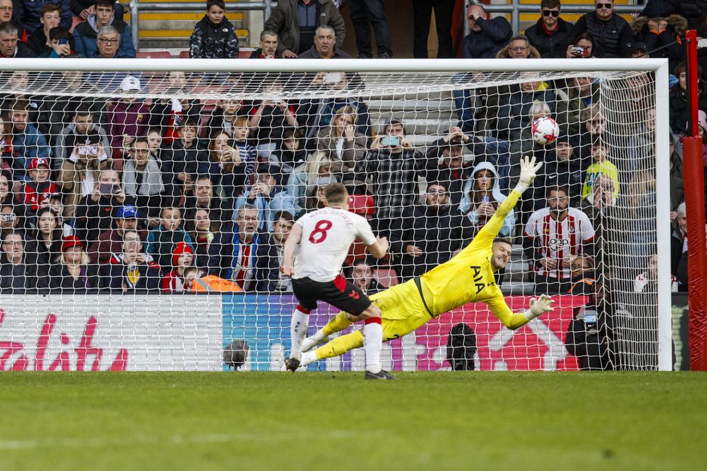 Gelandang Southampton, James Ward-Prowse, mencetak gol dari titik penalti yang menyamakan kedudukan 3-3 pada masa <i>injury time </i>laga Liga Inggris antara Southampton dan Tottenham Hotspur di Stadion St Mary, Southampton, Sabtu (18/3/2023).