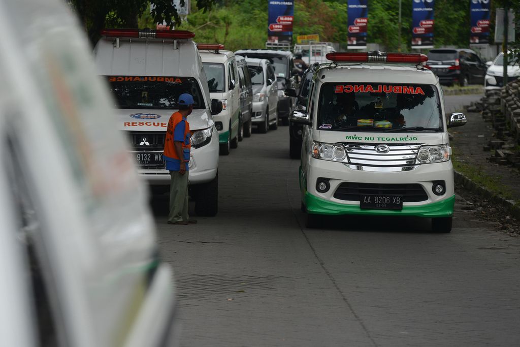 Sejumlah ambulans diparkir berderet di kawasan Pogung Lor, Sinduadi, Mlati, Sleman, DI Yogyakarta (17/6/2021). Ambulans yang mayoritas baru saja digunakan untuk mengantar pasien ke Rumah Sakit Umum Pusat Dr Sardjito itu diparkir di tempat tersebut karena area parkir di rumah sakit itu penuh seiring melonjaknya kasus Covid-19 di DIY.