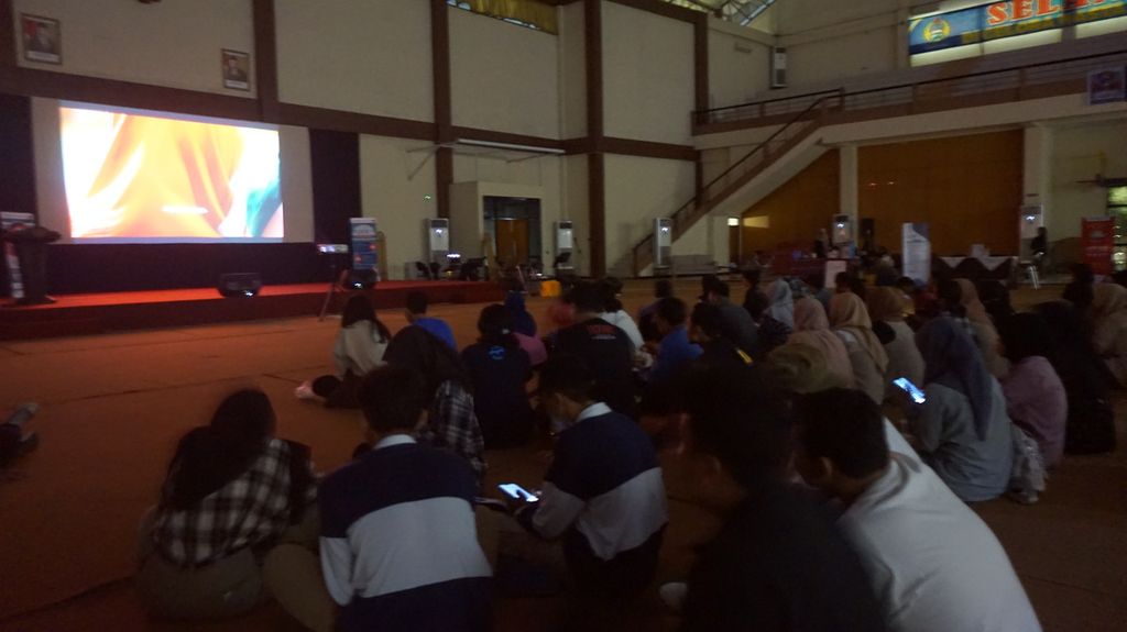 Suasana Festival Film Bulanan di Gelora Hasta Brata Universitas PGRI Adi Buana, Surabaya, Jawa Timur, Jumat (12/5/2023). Festival Film Pendek bertujuan mewadahi dan memelihara gairah sineas daerah untuk terus berkarya.
