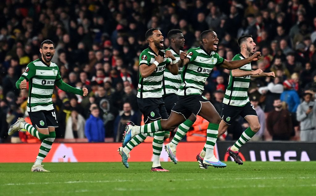 Para pemain Sporting Lisbon melakukan selebrasi  setelah adu penalti pada laga kedua babak 16 besar Liga Europa antara Arsenal dan Sporting Lisbon di Stadion Emirates, London, Jumat (17/3/2023) dini hari WIB.