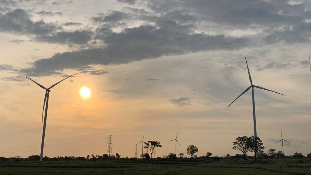 Tolo' Power Plant in Binamu District, Jeneponto Regency, South Sulawesi, flanking the setting sun, on Wednesday (13/10/2021). 