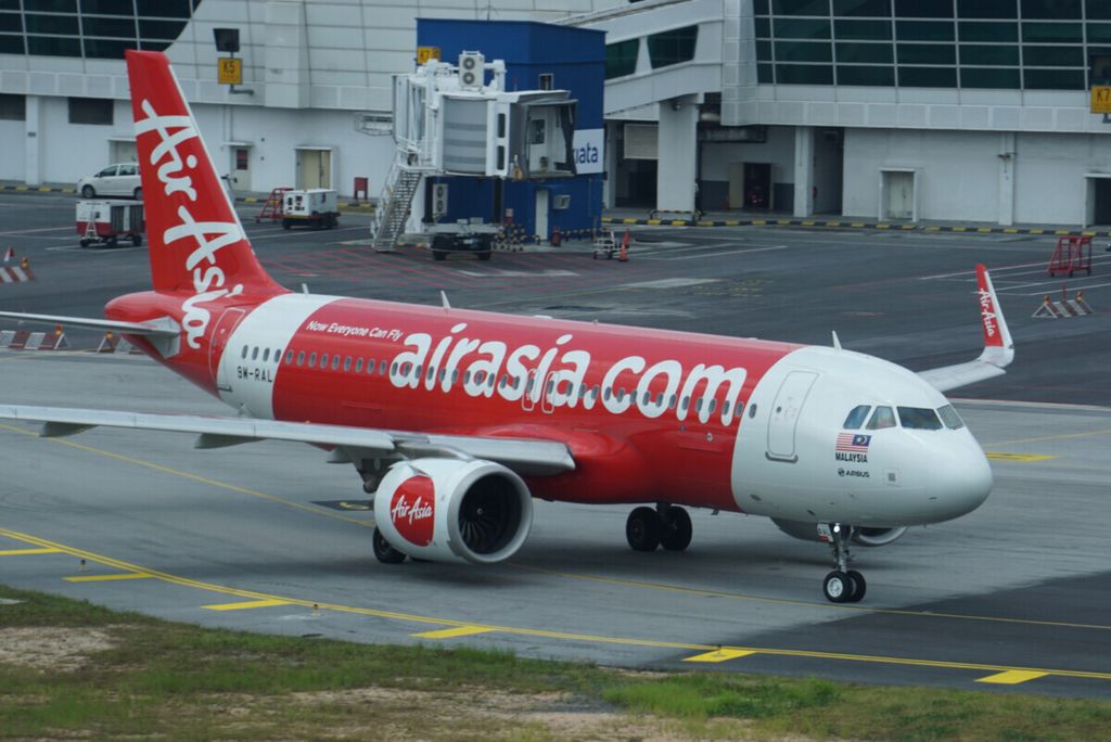 Pesawat Air Asia saat parkir di Bandara Kuala Lumpur Internasional, Malaysia, Jumat (12/7/2019).
