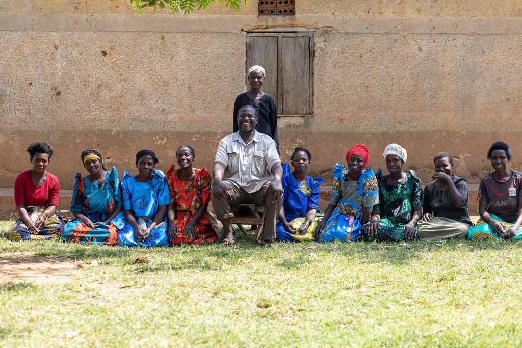 Musa Hasahya (tengah) berfoto dengan istri-istrinya di luar rumah keluarga mereka di distrik Butaleja di Uganda Timur, Selasa (17/1/2023). Usia anaknya  berkisar antara 10 hingga 50 tahun, sedangkan istri bungsunya berusia sekitar 35 tahun. 
