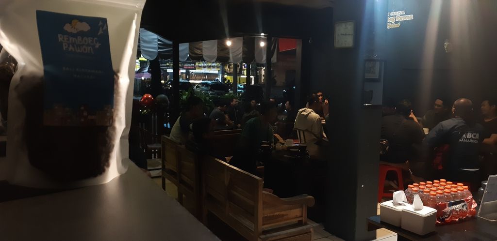 Suasana padat sebuah kafe di Kota Malang pada Lebaran 2022, Jumat (6/5/2022). Selain warung makan dan pusat oleh-oleh, sejumlah kafe di Kota Malang juga menjadi pusat berkumpulnya masyarakat pada Lebaran 2022 ini. 