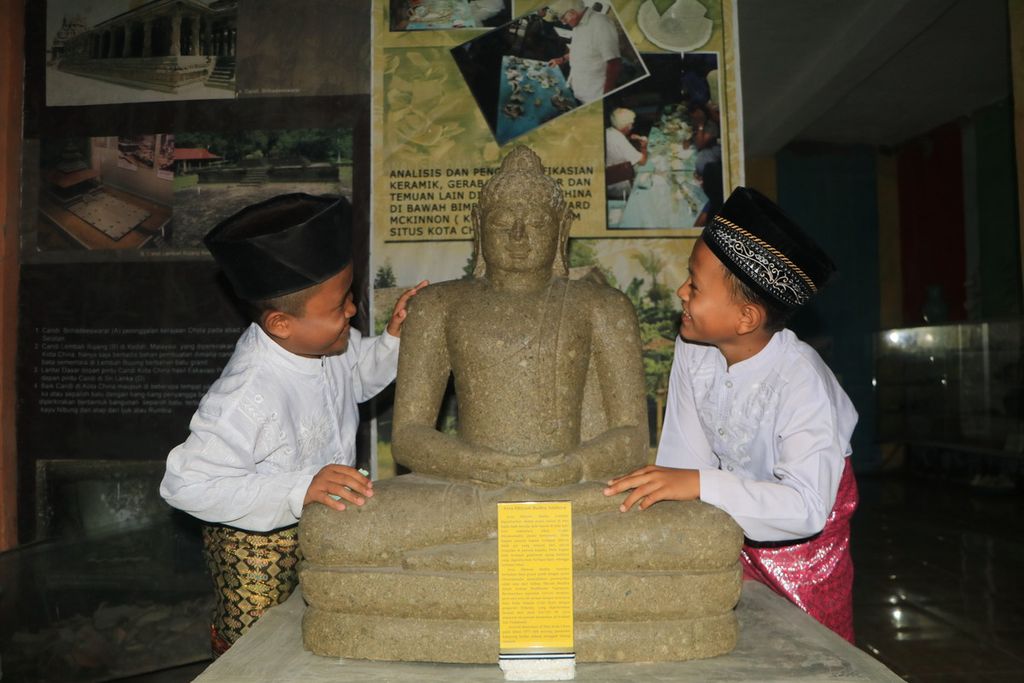Anak-anak melihat koleksi patung Dhiyani Buddha Amitaba di Museum Situs Kota China di Kecamatan Paya Pasir, Kecamatan Medan Marelan, Medan, Sumatera Utara, Kamis (16/3/2023).  Patung tersebut, dari abad ke-12 hingga ke-14, ditemukan pada tahun 1973 di Situs Kota China oleh penduduk yang sedang menggali lubang sampah.