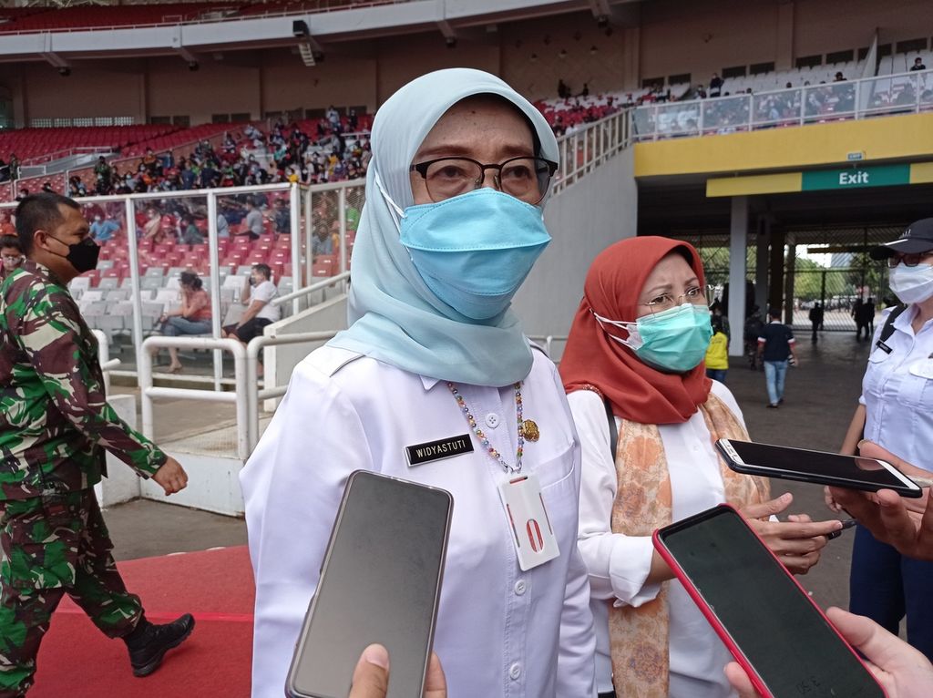  Kepala Dinas Kesehatan DKI Jakarta Widyastuti seusai meninjau vaksinasi Covid-19 di Stadion Utama Gelora Bung Karno, Senayan, Jakarta Pusat, Sabtu (26/6/2021).