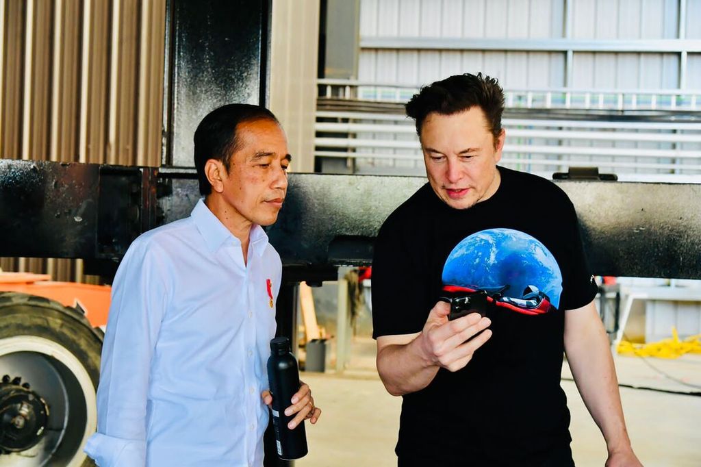 Presiden Joko Widodo meninjau lokasi fasilitas produksi roket Space X dan berbincang dengan Elon Musk di pabrik produksi Space X, Boca Chica, Amerika Serikat, Sabtu (14/5/2022) waktu setempat.