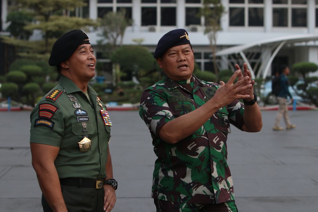 Panglima TNI Jenderal Andika Perkasa (kiri) dan Kepala Staf TNI Angkatan Laut Laksamana Yudo Margono (kanan) menghadiri pelepasan Satgas Maritime Task Force di Dermaga Kolinlamil, Tanjung Priok, Jakarta Utara, Kamis (1/12/2022). 