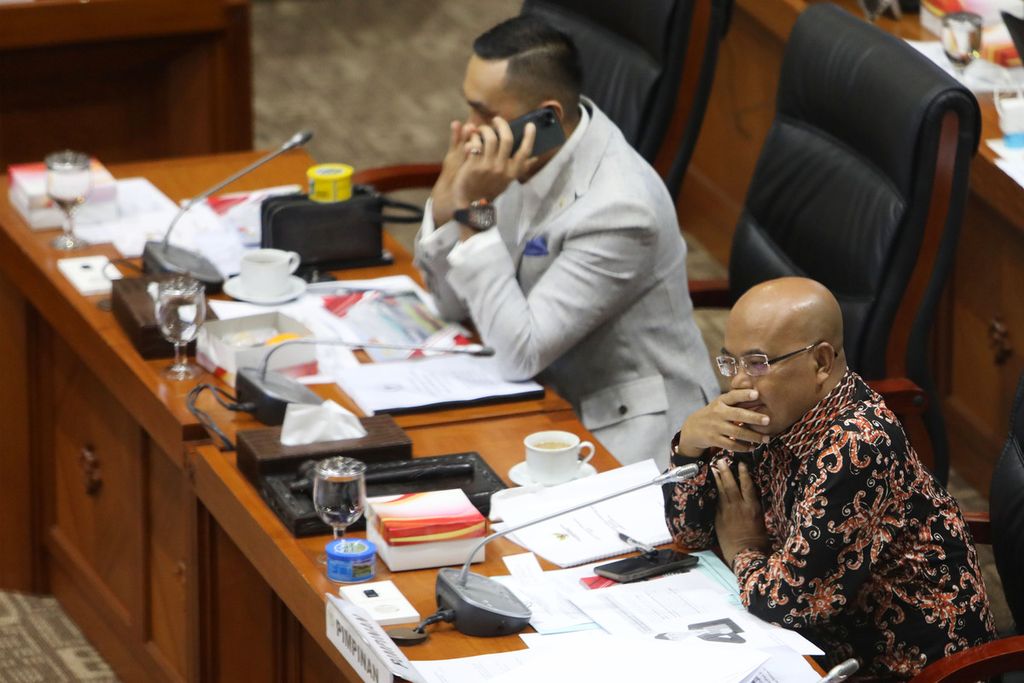 Wakil Ketua Komisi III DPR Desmond J Mahesa (kanan) saat memimpin rapat dengar pendapat antara Komisioner KPK dan Dewan Pengawas KPK dengan anggota Komisi III DPR di Jakarta, Senin (27/2/2020). 