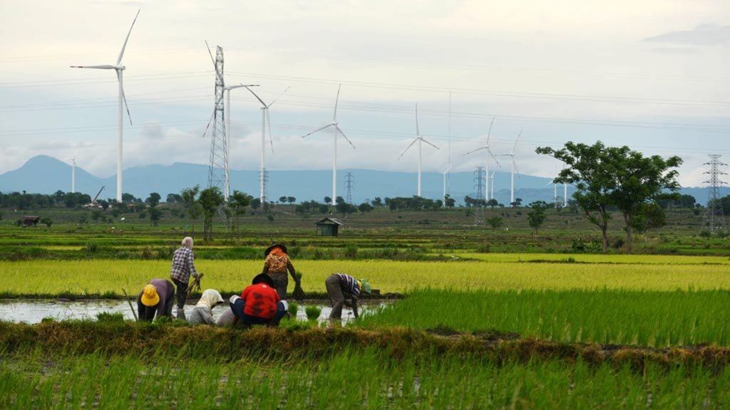 Kincir-kincir angin berjajar milik Pembangkit Listrik Tenaga Bayu (PLTB) Tolo-1 di Kabupaten Jeneponto, Sulawesi Selatan, Sabtu (2/2/2019).