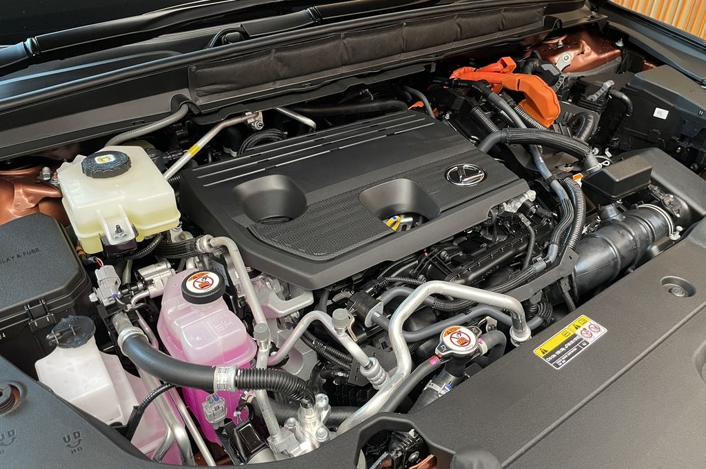 Ruang mesin All New Lexus RX 450h+ menampung mesin berkode A25A-FXS yang menghasilkan tenaga maksimum 304 HP. Daya itu disalurkan melalui sistem <i>hybrid transaxle </i>CVT<i></i>ke seluruh roda atau <i>all-wheel drive</i>. Daya mobil ini disuplai oleh mesin itu dan baterai berkapasitas 18,1 kWh.