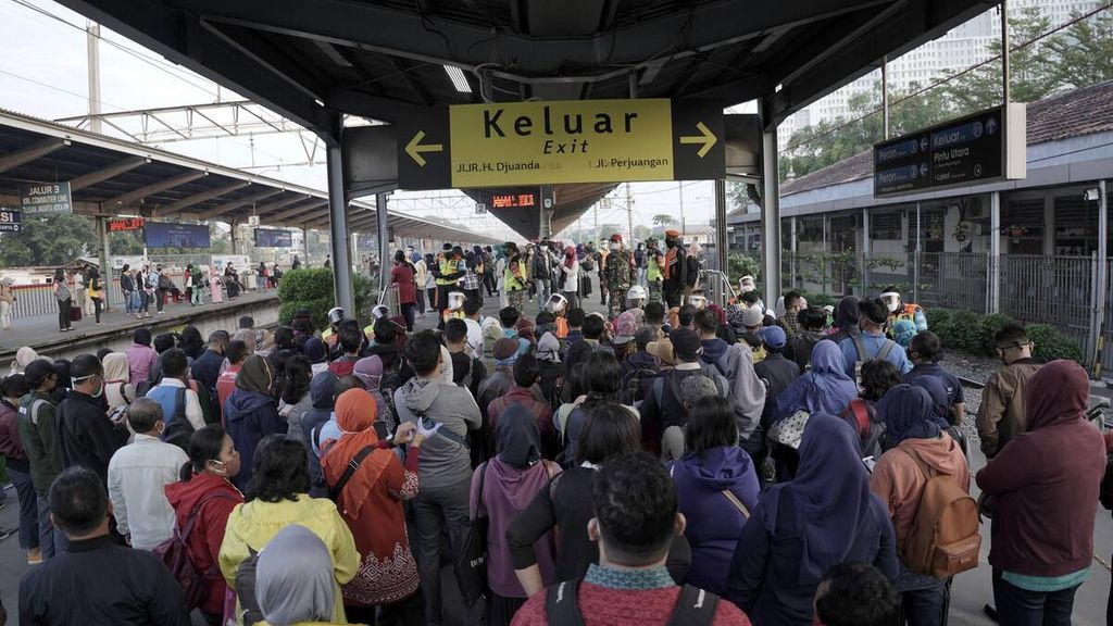 Penumpang komuter menunggu keberangkatan KRL di Stasiun Bekasi, Jawa Barat, Senin (8/6/2020) pukul 06.35 WIB. PT Kereta Commuter Indonesia menyiapkan petugas dan marka di stasiun maupun di dalam KRL sebagai pedoman bersama dalam menjaga jarak.
