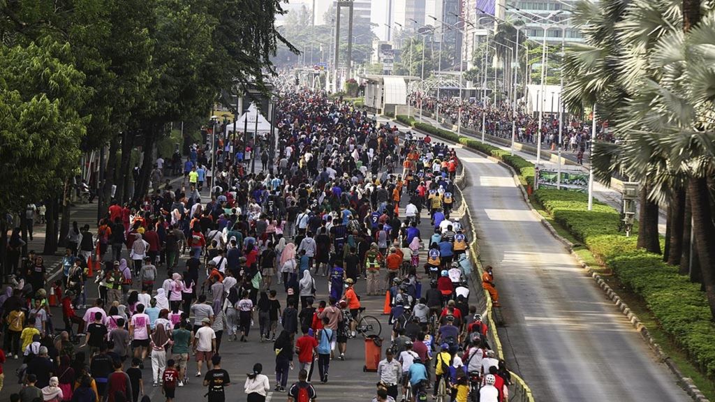 Warga memadati Jalan MH Thamrin, Jakarta Pusat, saat pelaksanaan hari bebas kendaraan bermotor, Minggu (8/3/2020). 