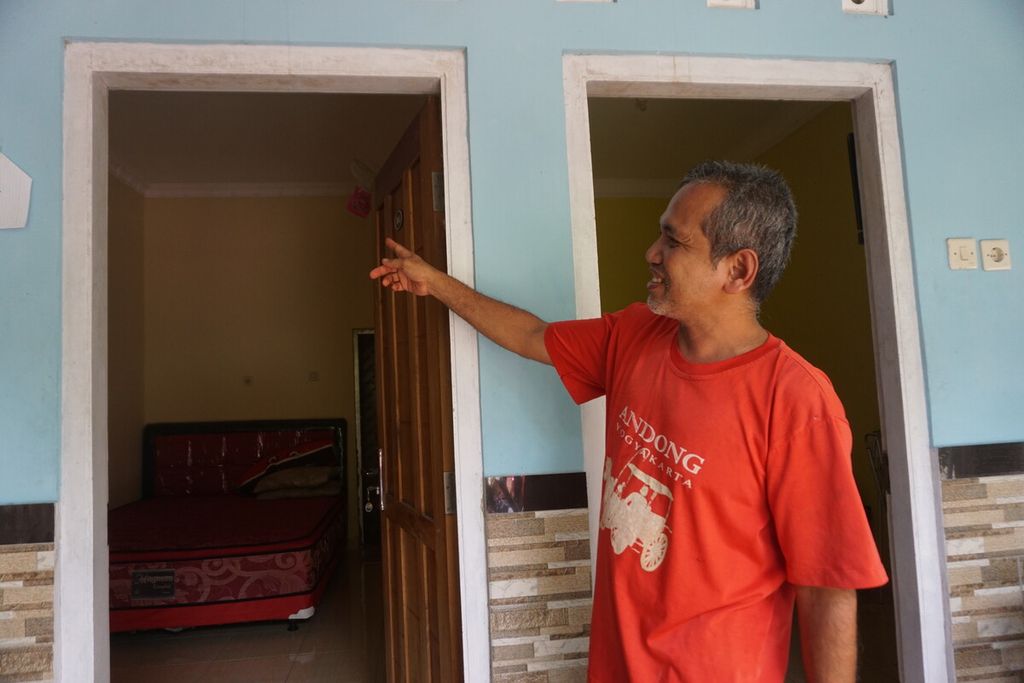 Ismanuri (51) menunjukkan kamar di <i>homestay</i> miliknya di kawasan Borobudur, Kabupaten Magelang, Jawa Tengah, Kamis (10/11/2022).