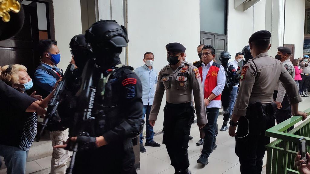 Terdakwa kasus pembunuhan berencana Brigadir J atau Nofriansyah Yosua Hutabarat, Ferdy Sambo, meninggalkan ruang sidang di Pengadilan Negeri Jakarta Selatan, Selasa (13/12/2022). 