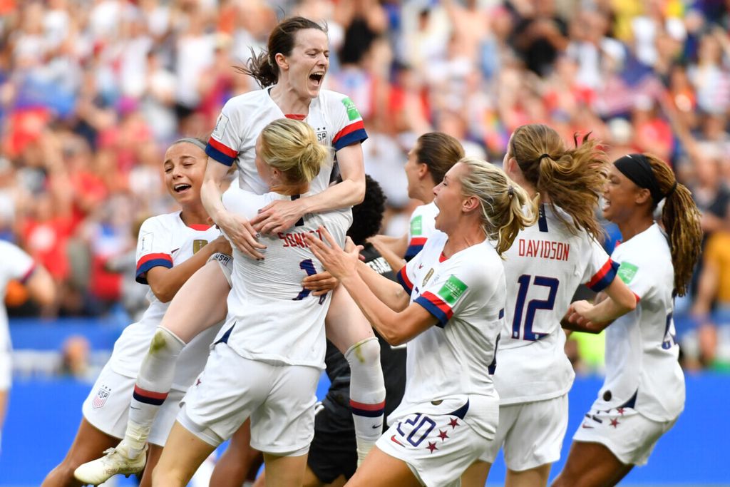 Ilustrasi : Pemain Sepak bola Wanita Amerika Serikat merayakan kemenangan mereka atas Belanda dalam final Piala Dunia Wanita 2019 yang digelar di Lyon, Perancis, Minggu (7/7/2019). Amerika merebut tropi Piala Dunia Wanita 2019 setelah di aprtai itu mengkandaskan Belanda dengan skor 2-0.