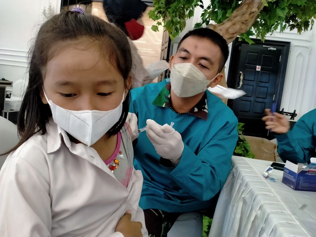 Petugas vaksinator menyuntikkan vaksinasi Covid-19 untuk anak-anak di Bandar Lampung, Lampung, Selasa (11/1/2022). Vaksinasi Covid-19 untuk anak dinilai penting untuk mencegah risiko penularan virus saat pembelajaran tatap muka di sekolah.