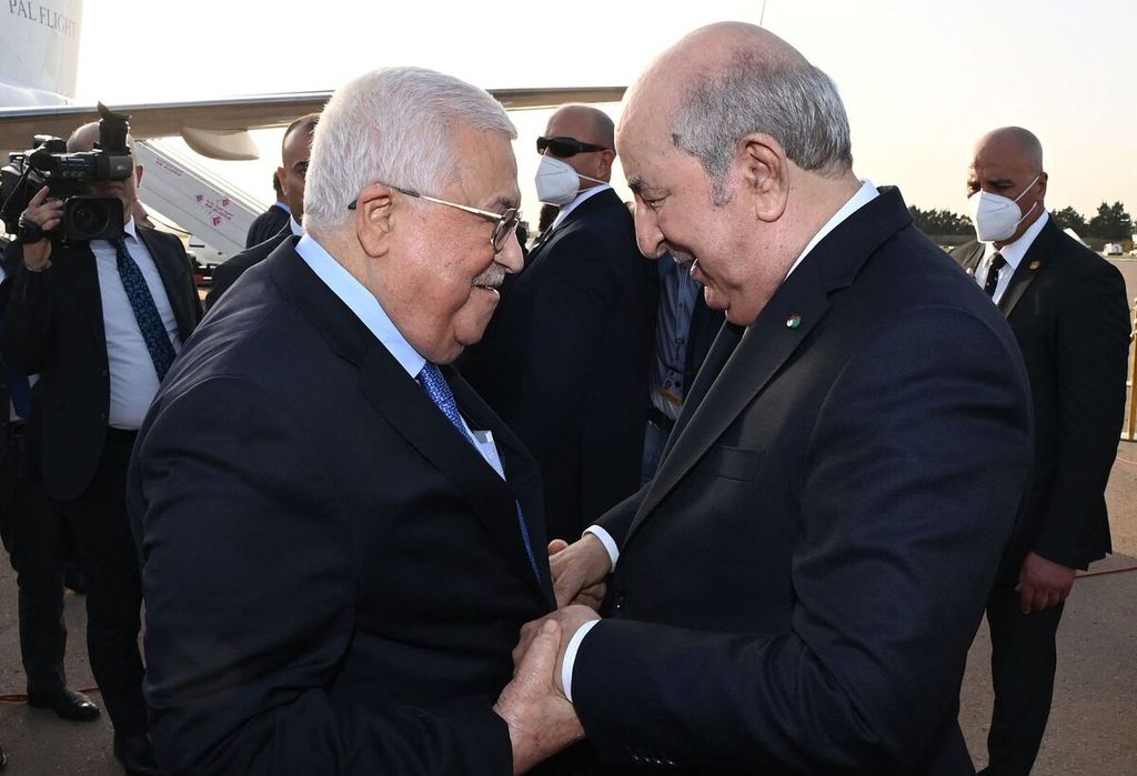 Presiden Aljazair Abdelmadjid Tebboune (kanan) menyambut kedatangan Presiden Palestina Mahmoud Abbas di Algiers, Aljazair, Selasa (1/11/2022), menjelang perhelatan KTT Liga Arab. 