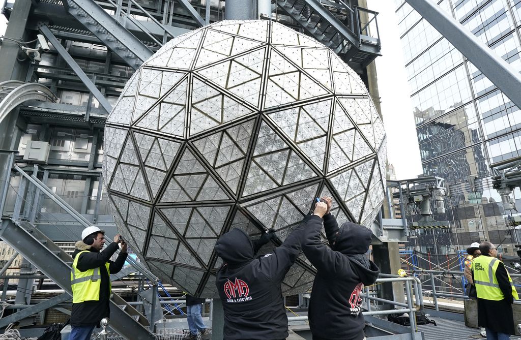 Pekerja mempersiapkan bola kristal yang akan dijatuhkan dalam perayaan pergantian tahun 2022 ke 2023 di Times Square, New York, Amerika Serikat pada Selasa (27/12/2022). Bola 5.386 kilogram itu akan dijatuhkan beberapa detik menjelang pergantian tahun. 